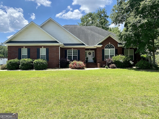 view of front of property featuring a front lawn