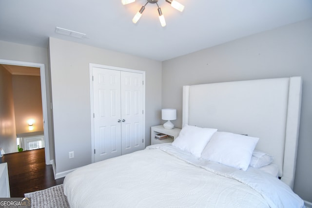 bedroom featuring dark hardwood / wood-style floors, a closet, and ceiling fan