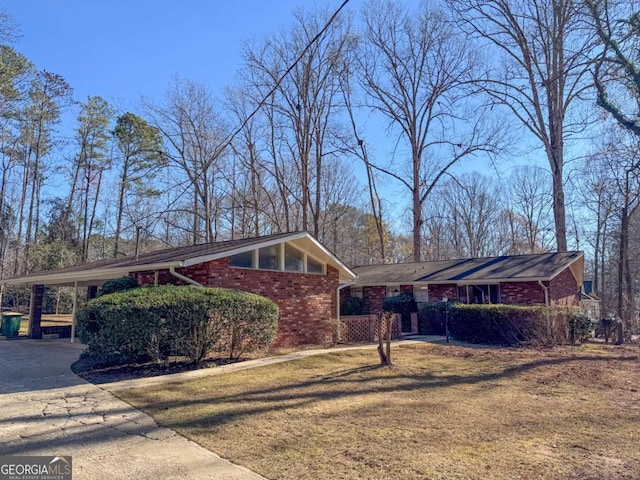 view of front of property featuring a front yard and a carport