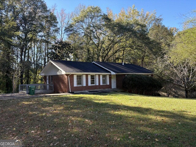 single story home featuring a front lawn