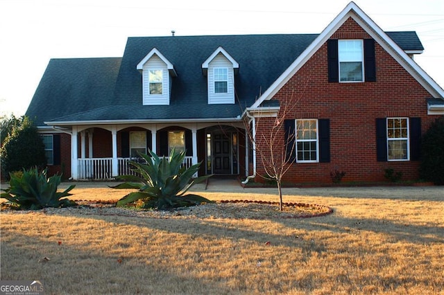 view of front of property featuring a front lawn and a porch