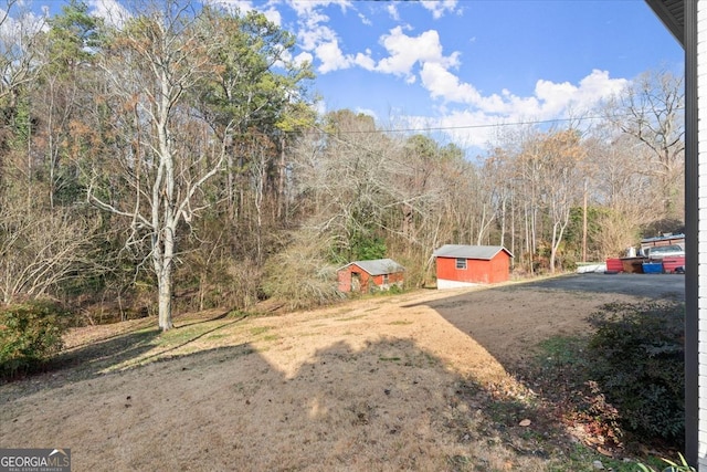 view of yard featuring an outdoor structure