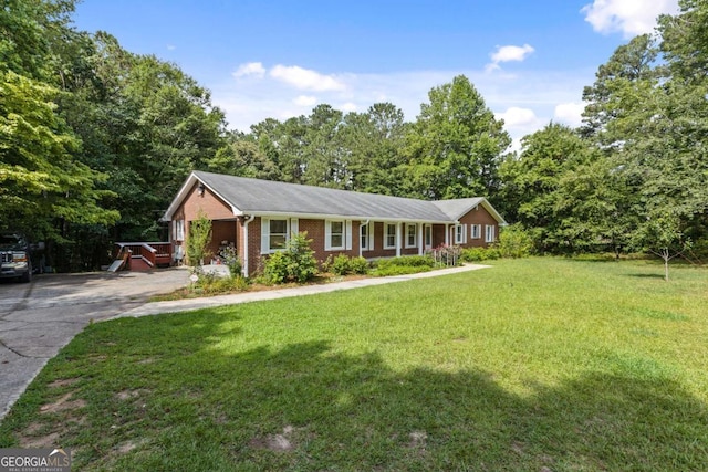 single story home with a front yard