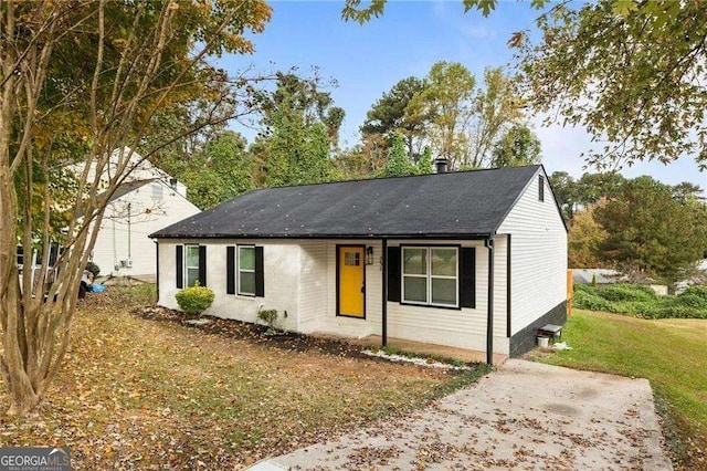 view of front of house featuring a front lawn