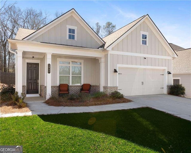 view of front facade featuring a front yard and a garage