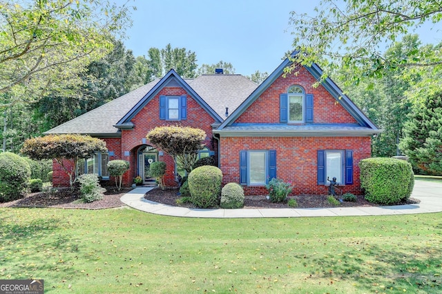 view of front facade featuring a front yard