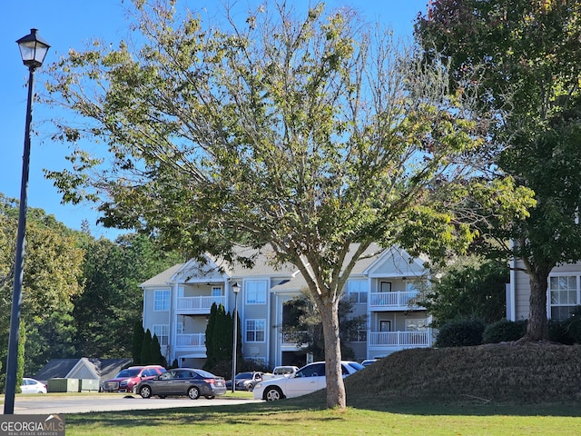 view of front facade featuring a front yard