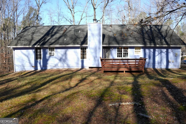 view of front of house featuring a wooden deck and a front yard