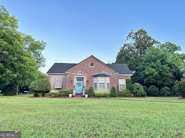 view of front of home featuring a front yard