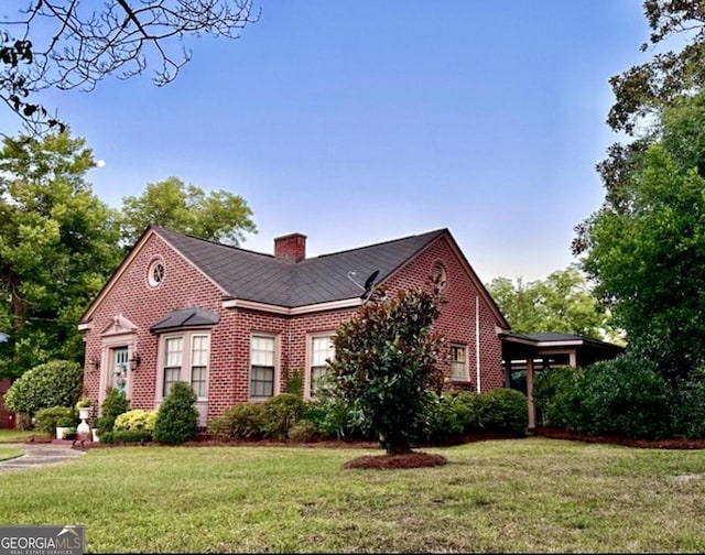 view of front of home featuring a front lawn