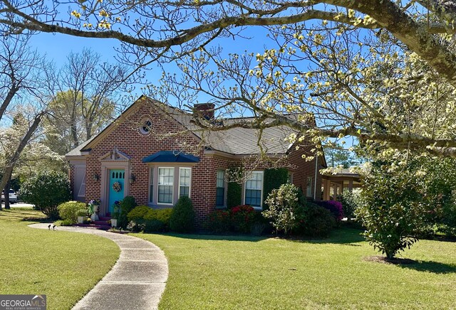 view of front of property with a lawn