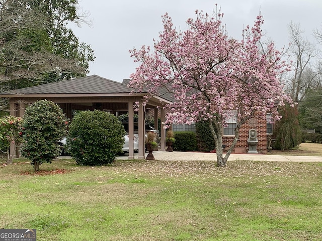 view of front facade featuring a gazebo and a front lawn