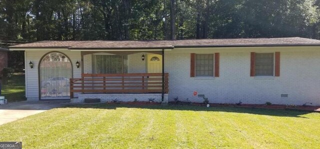 view of front of house featuring a porch and a front yard