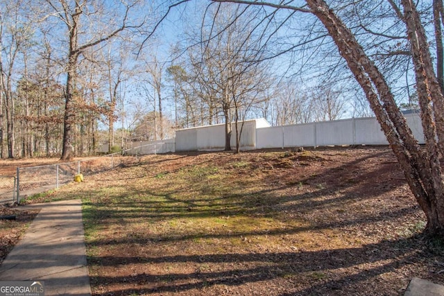 view of yard with an outbuilding