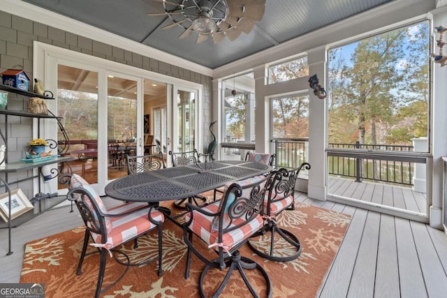 sunroom / solarium featuring ceiling fan