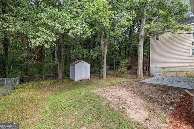 view of yard featuring a storage unit