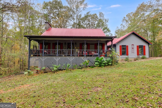 view of front of home with covered porch and a front lawn