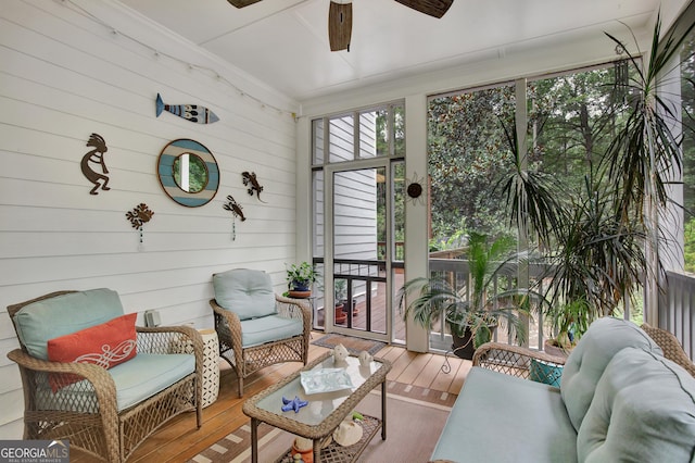 sunroom with ceiling fan