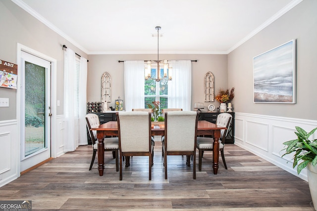 dining room featuring hardwood / wood-style flooring, a notable chandelier, and ornamental molding