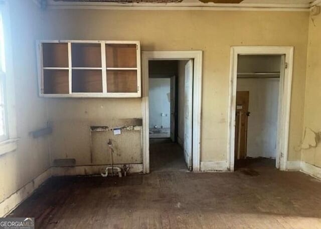 laundry room with ornamental molding