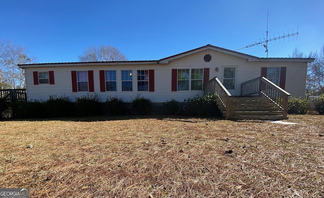 view of front of property featuring a front yard