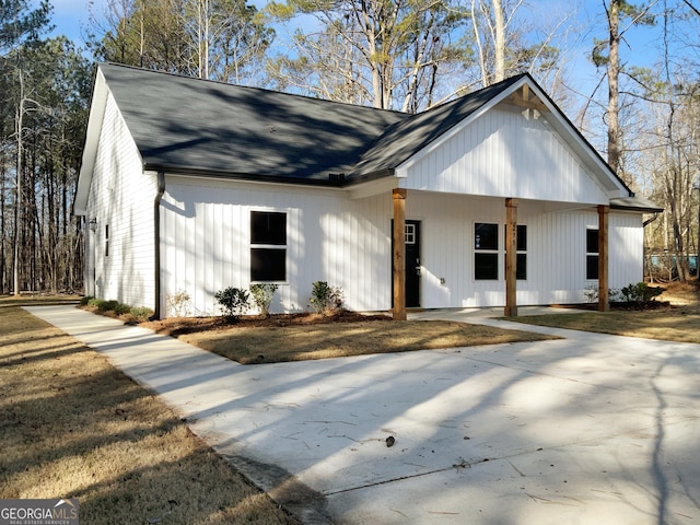 view of modern farmhouse style home