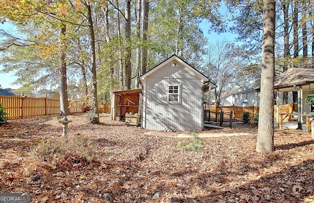 view of yard with a storage unit