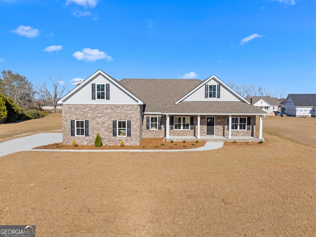 view of front of property featuring a porch and a front yard