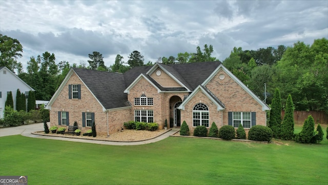 view of front facade featuring a front yard