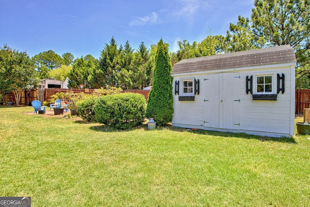 view of yard featuring a storage unit