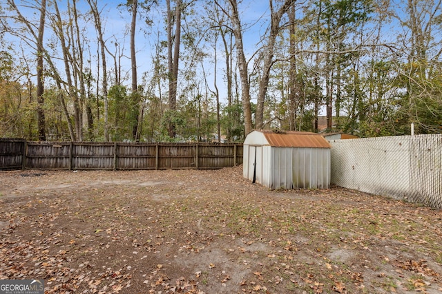 view of yard featuring a shed