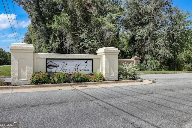 view of community / neighborhood sign