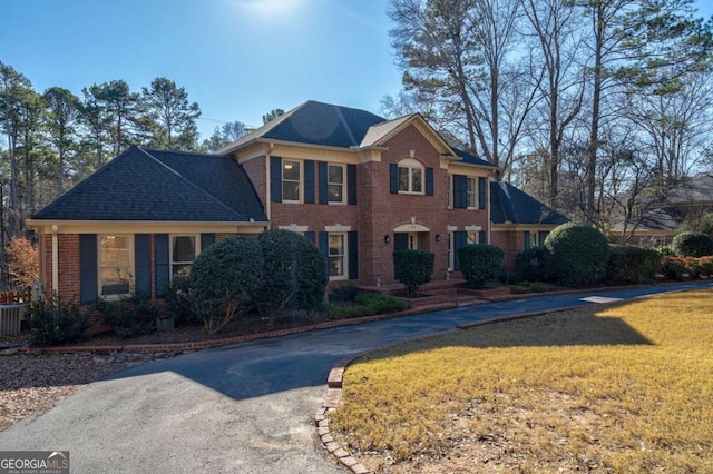 view of front of house with a front lawn