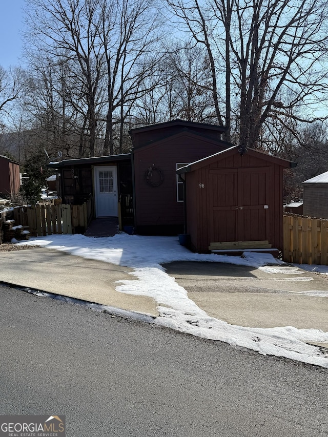 single story home featuring a shed