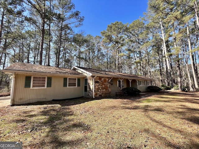 single story home featuring a front lawn