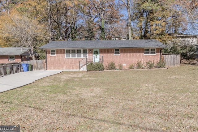 ranch-style house featuring a front yard