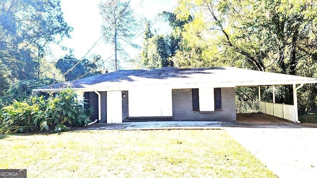 view of front of home with a carport and a front yard