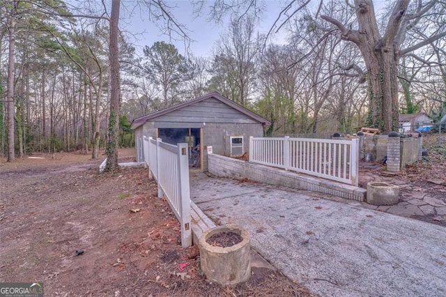 view of yard with an outbuilding