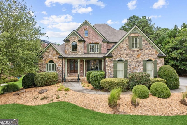 craftsman inspired home featuring a front yard