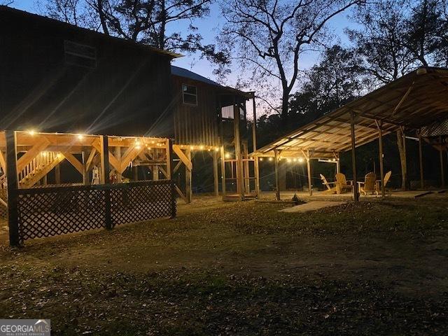 view of yard at dusk