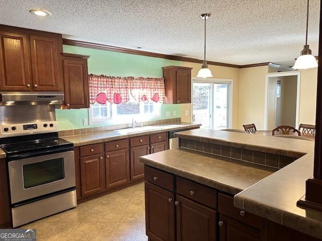 kitchen featuring stainless steel range with electric stovetop, ornamental molding, hanging light fixtures, and a textured ceiling