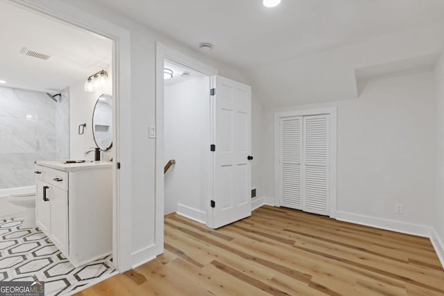 empty room with light hardwood / wood-style floors and ceiling fan