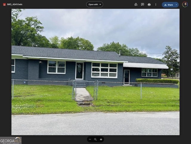 single story home featuring a front lawn