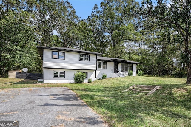 split level home featuring a front yard