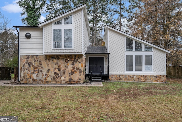 view of front facade with a front yard