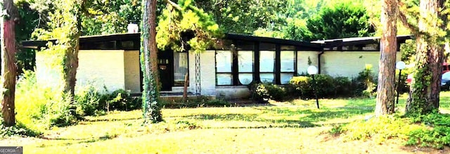 view of front of house with a front yard