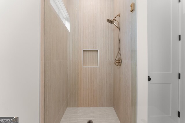 bathroom featuring tiled shower