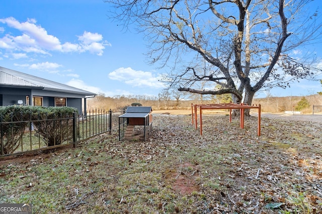 view of yard with an outbuilding