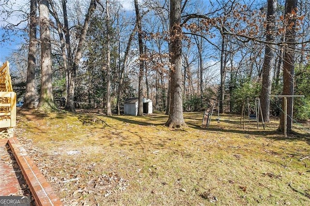 view of yard with a shed