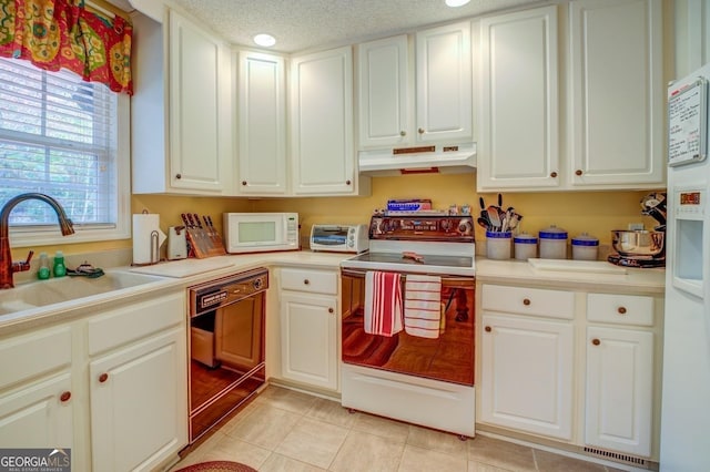 kitchen with under cabinet range hood, dishwashing machine, a sink, white microwave, and electric range oven